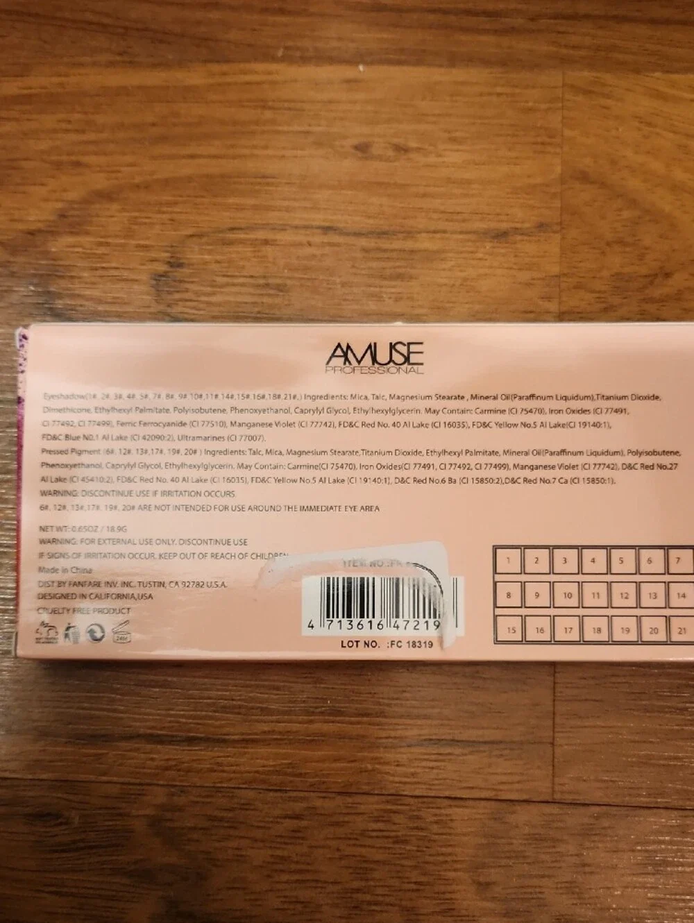 Muse Professional 21-Color Eyeshadow Palette - Pink and Peach Exterior